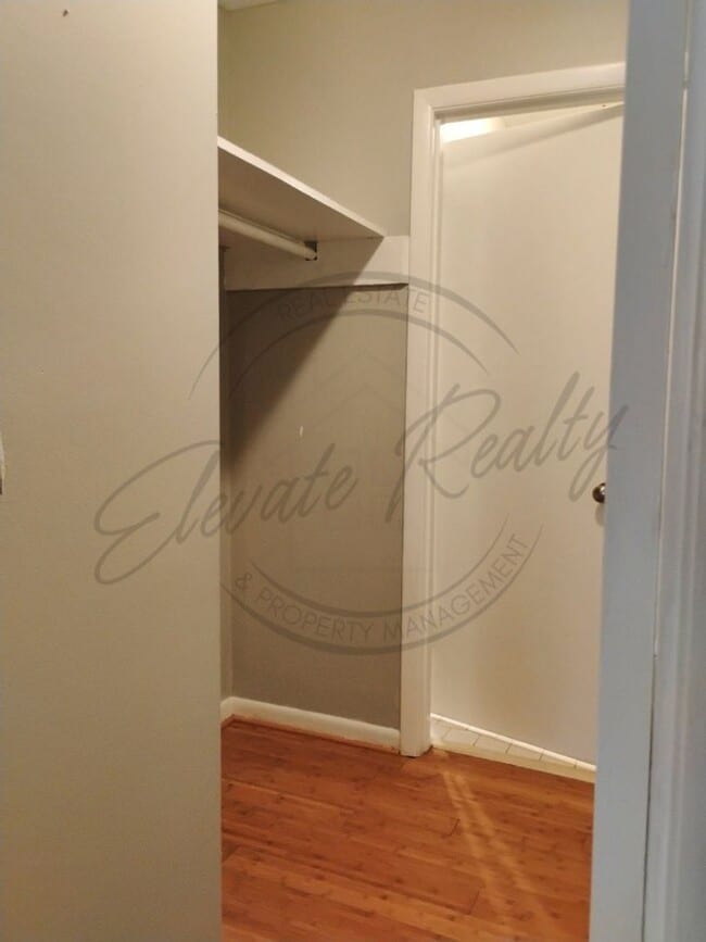 Building Photo - Charming 1 Bedroom | 1 Bath Upstairs Apart...