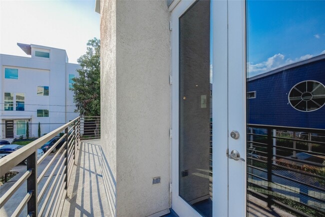 Building Photo - 1320 Lakin St