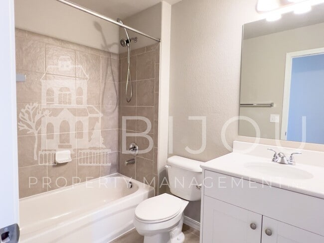Building Photo - Beautiful Townhome across from Cumbre Vist...