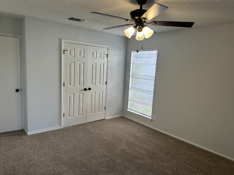 Building Photo - 5922 Lakedale St