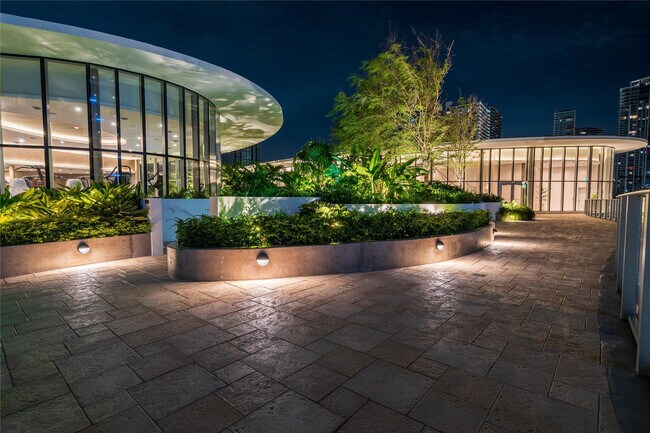 Building Photo - 700 NE 24th St