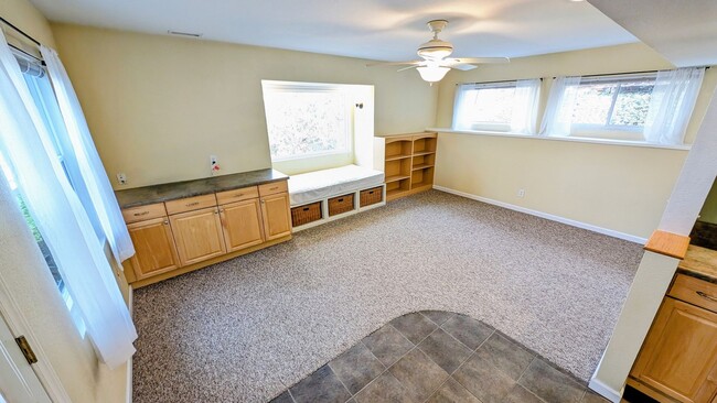 Building Photo - Spacious Apt - No Step Entry - Utilities I...