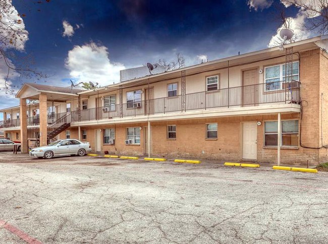 Primary Photo - Village Green Apartments at Baytown