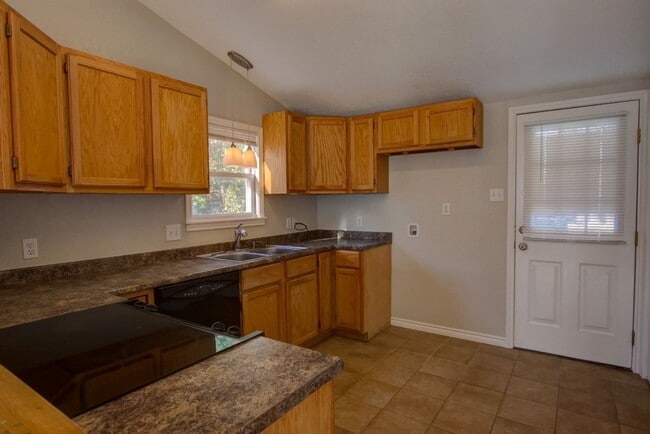 Building Photo - Adorable E. Main Cottage