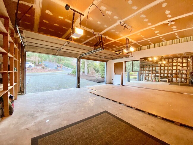 Building Photo - Spacious Somerset Home on a Large Flat Lot