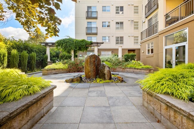 Building Photo - Beautiful 2 Bed 1.75 Bath Condo in Downtown Bellevue