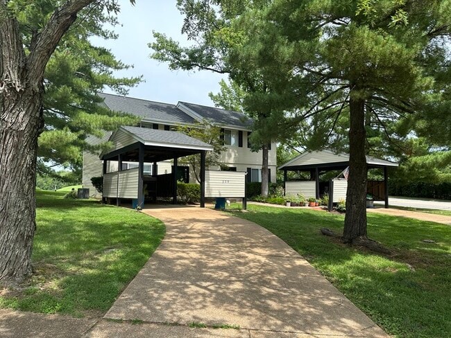 Building Photo - Townhome in Ballwin!!
