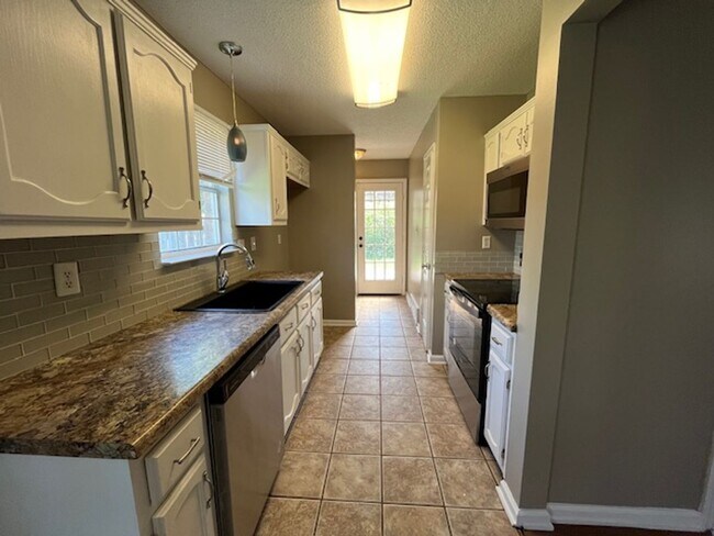 Building Photo - Renovated 3 Bedroom 2 Bath Home for Rent!!