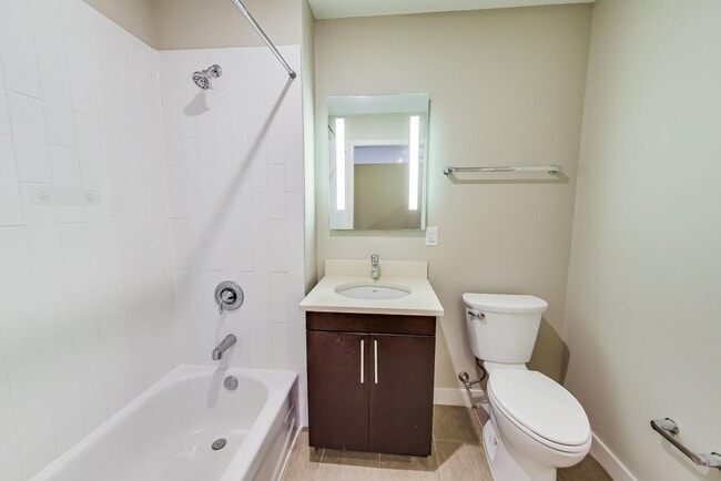 Building Photo - 1 Bed + 1 FB / Luxury Living in the heart ...