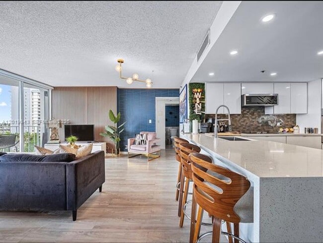 Building Photo - 7601 E Treasure Dr