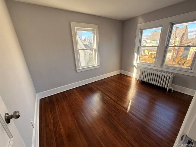 Building Photo - 10 Irenhyl Ave