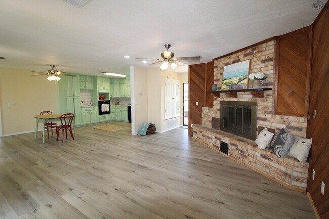 Building Photo - 1218 Christine Rd