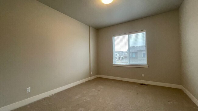 Building Photo - Great Townhouse in Windsor - Highland Meadows