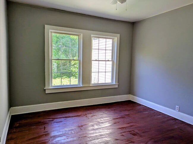 Building Photo - 4 Bedroom 2 bathroom home with bonus room