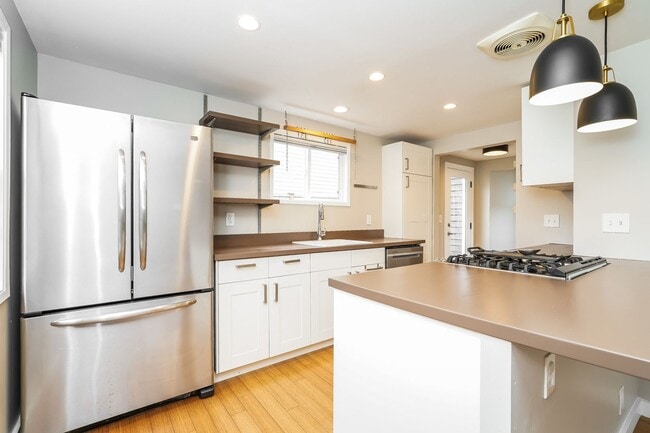 Building Photo - Inviting 3bed Seattle Home with Garage, Yard, and Parking!