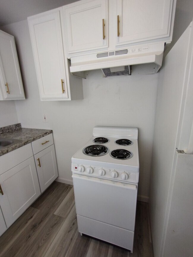 Building Photo - Sharp 1 Bed/1 Bath Updated Apt