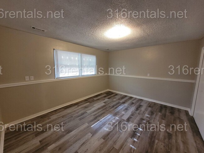 Building Photo - 2135 S Silver St