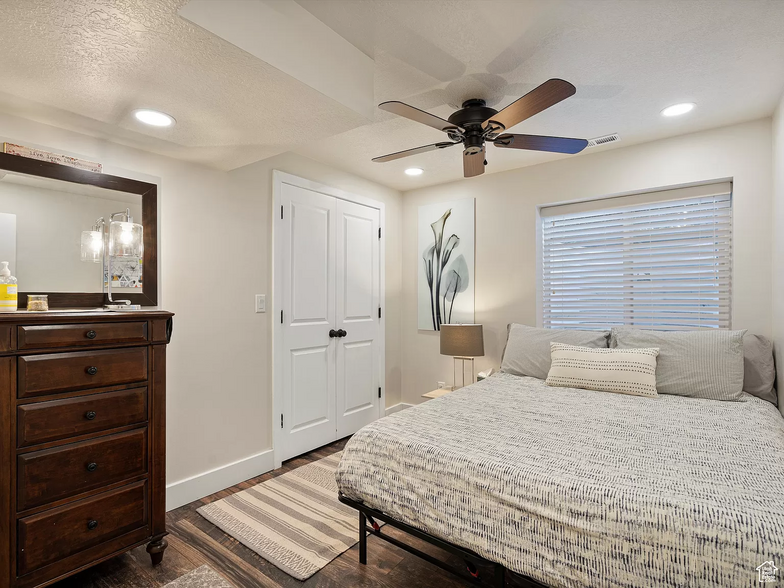 Bedroom 2, queen bed - 1062 25th St