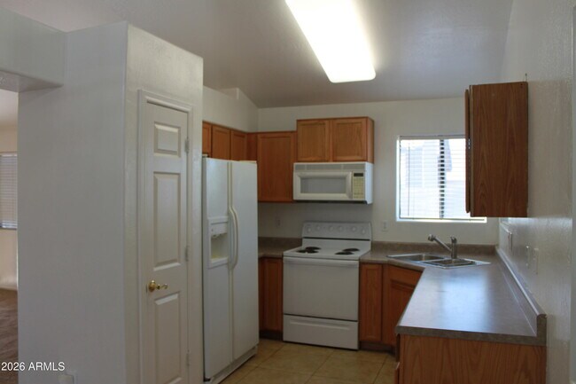 Building Photo - 921 S Val Vista Dr