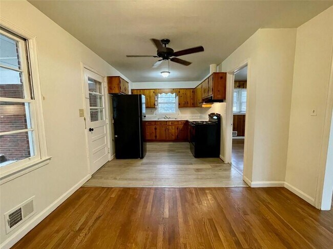 Building Photo - 6328 Oakview Ln