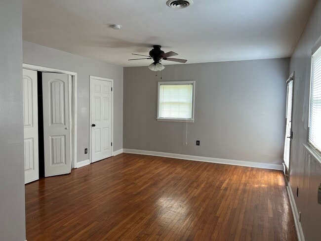 Building Photo - 3 bed 2 full bath -one level house in Jone...