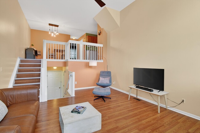 Building Photo - 1930 Lindsay Ln