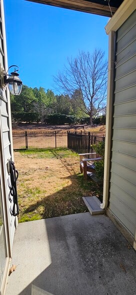 Patio and backyard - 423 Panorama Park Pl