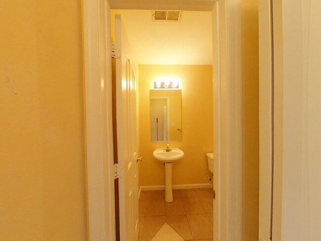 Building Photo - 3 Bedrooms, 2.5 Bathrooms Townhouse Rental in the Gables of York County