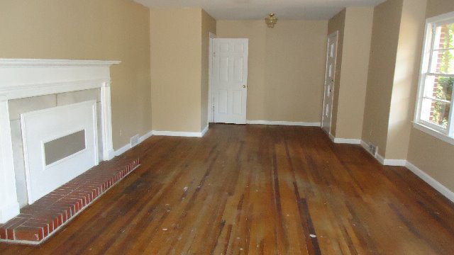 Building Photo - City Living!!