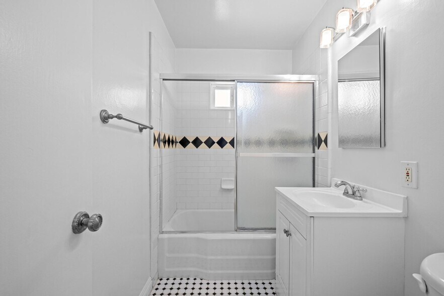 Building Photo - 2211 Nelson Ave