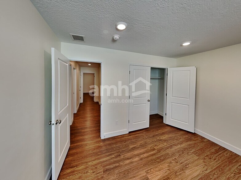 Building Photo - 2422 E Tumbleweed Rd