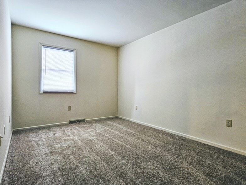 Building Photo - 11 Oriole Dr