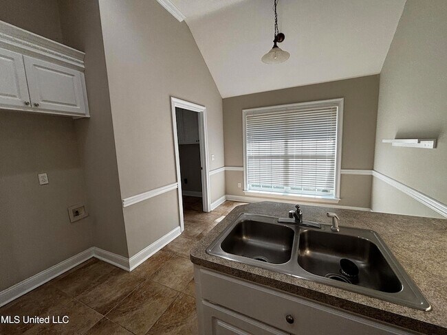 Building Photo - 410 Abbey Woods