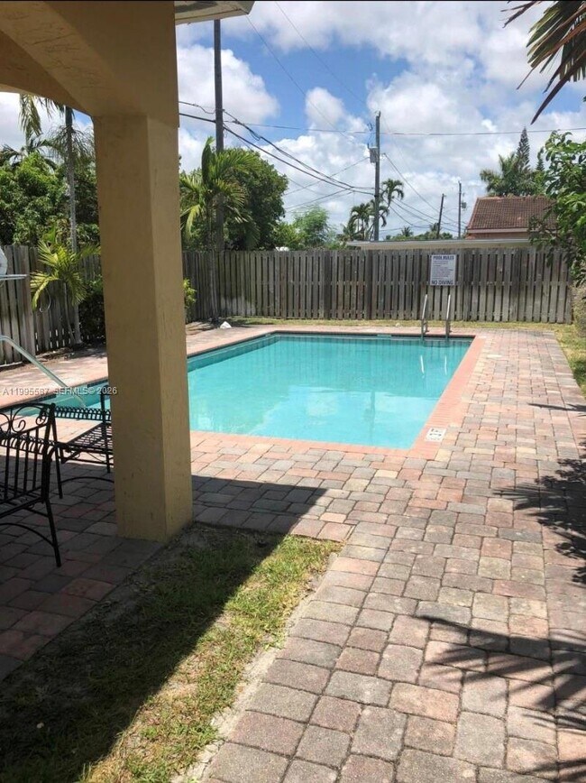 Building Photo - 324 NE 3rd St