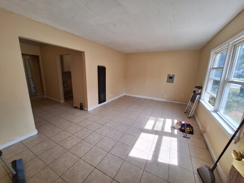 Building Photo - 1743 Sonne Ave