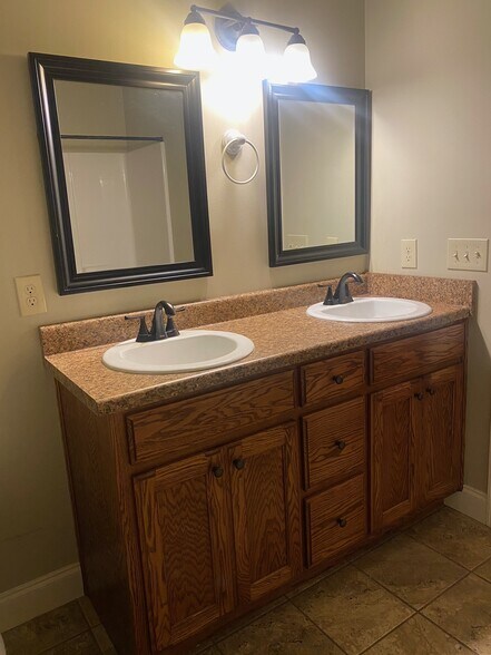 Building Photo - 116 River Flow Dr