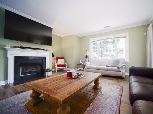 Building Photo - "Charming 3-Bedroom Condo with Cozy Fireplace - 1404 Sq Ft of Comfort in Prime NC Location!"