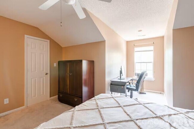 Building Photo - 8263 Southgate Commons Dr