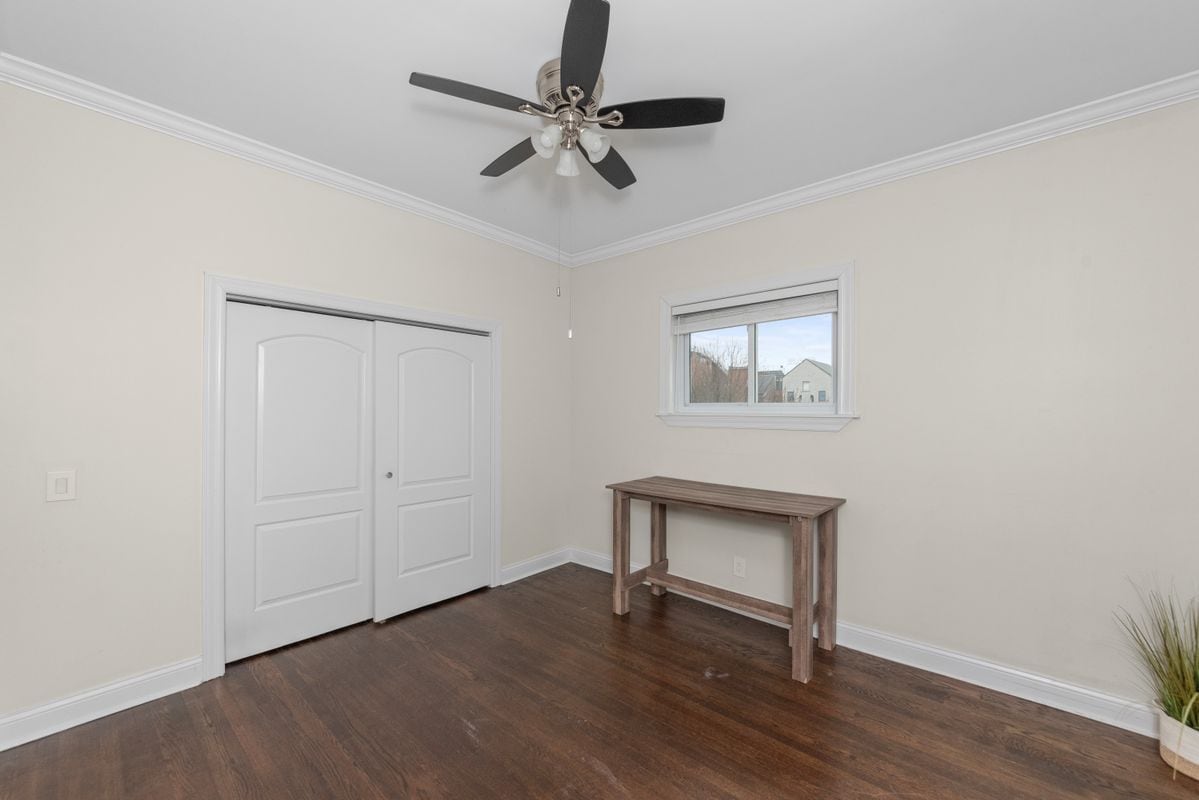 Building Photo - 915 W Waveland Ave