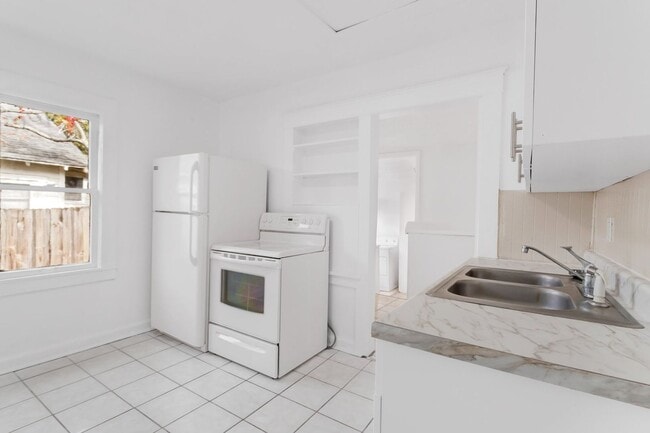 Building Photo - Cute 3bdrm/1bath House ** Section 8 OK ** $1995.00**