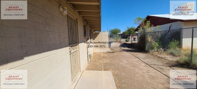 Building Photo - 29th St & Craycroft Rd area 2/2 with yard & A/C System