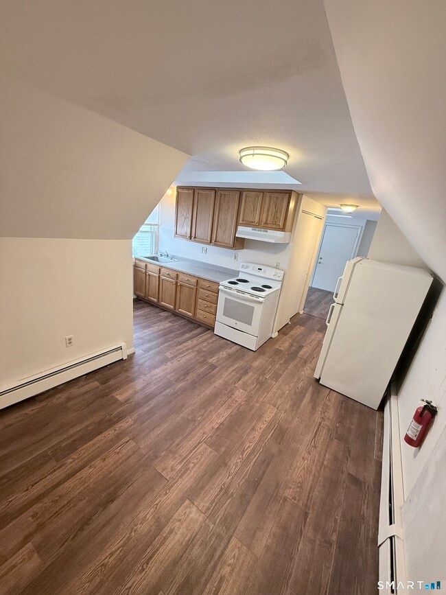 Building Photo - 341 Center St