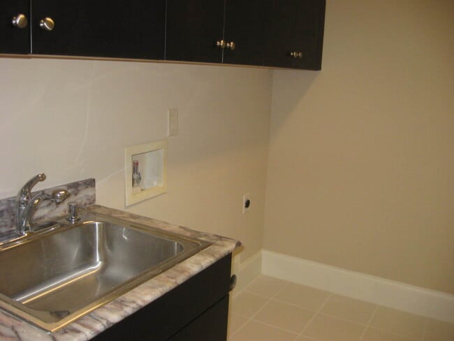 Building Photo - 4 Story Townhome in Greensboro NC