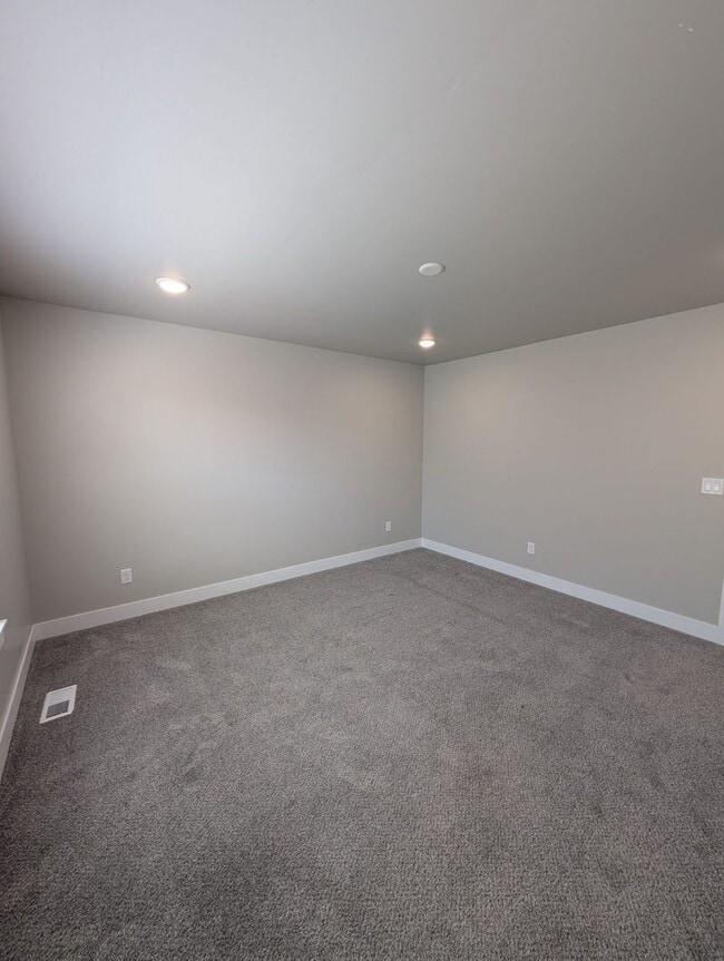 Building Photo - 5560 Trueman St