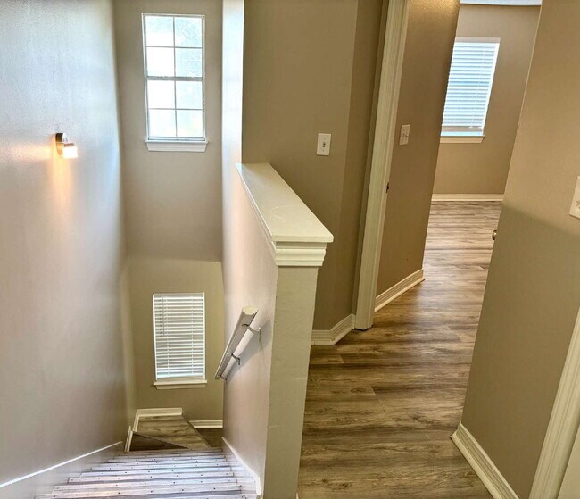 Building Photo - "Charming 3-Bedroom Townhouse in Fort Walt...