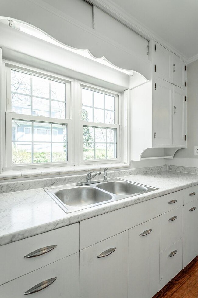 Building Photo - 3 Bedroom 2 Bath Classic