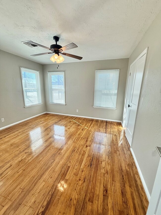 Building Photo - 329 W Main St