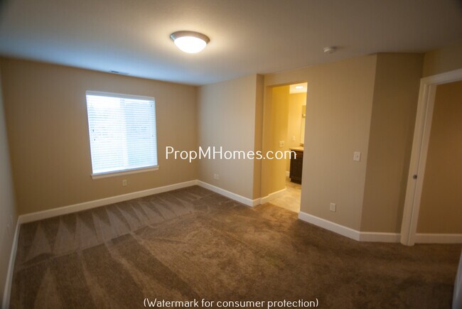 Building Photo - Beautiful Damascus Three Bedroom Townhouse in Wind Swept Waters!