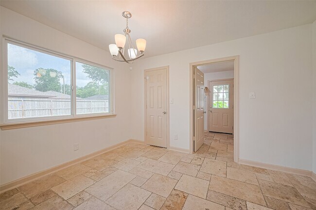 Building Photo - 982 W Donovan St