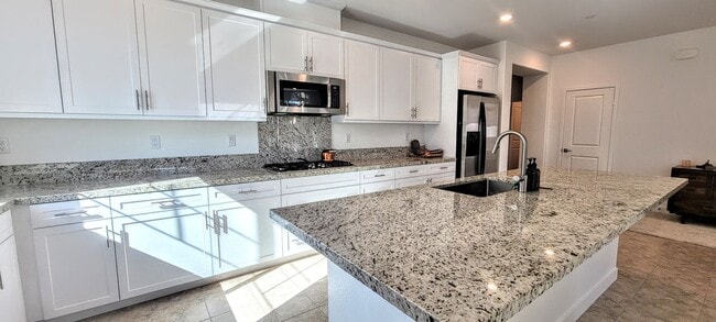 Building Photo - Gorgeous New Lennar Home - Lots of Upgrades - Solar- Must See